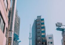 걷기 한 번, 건강 두 번 챙긴다…일상 속 똑똑한 ‘걷기 루틴’ 트렌드 People crossing street with tall tower in background