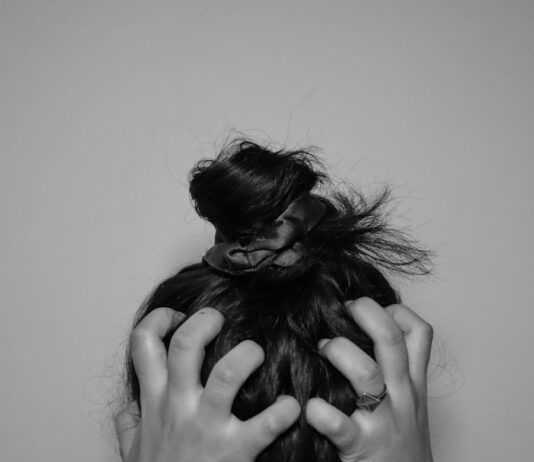 “나만의 스트레스 관리법, 실생활 속에서 찾는다” a woman covering her face with her hands