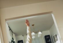 바쁜 일상 속 웰니스, 작은 실천에서 시작된다 A woman does a yoga pose on a mat.