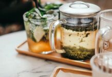 일상 속 대체요법, 작은 변화로 건강 챙기기 clear glass mug on tray