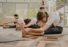 몸과 마음을 위한 일상 속 필라테스, 쉽고 꾸준하게 즐기는 법 a group of people doing yoga in a room