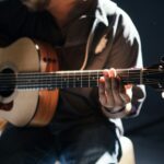 생활 속 스트레스 관리법, 일상에 자연스럽게 스미는 건강 습관이 인기 person playing guitar