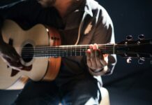 생활 속 스트레스 관리법, 일상에 자연스럽게 스미는 건강 습관이 인기 person playing guitar
