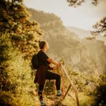 ‘걷기’의 진화, 나만의 라이프스타일로… 새로운 건강 트렌드 ‘슬로우 워킹’ man in black long sleeve shirt sitting on brown wooden ladder during daytime